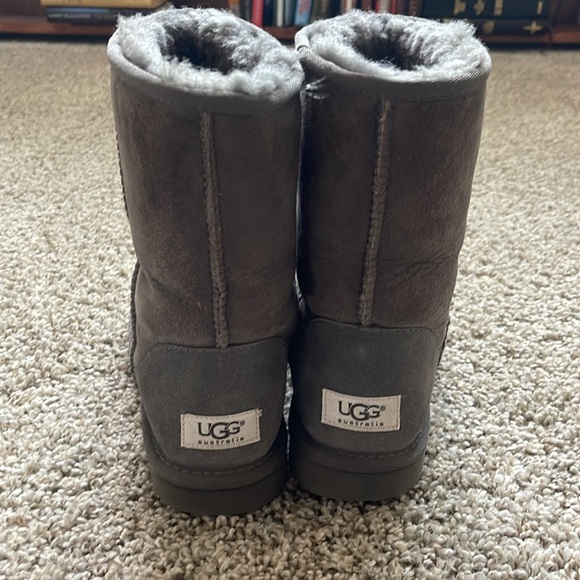 Grey Ugg classic short boot - Picture 2 of 3
